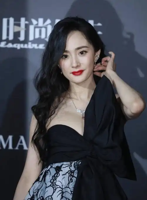 原创杨幂胸口处的黑色大蝴蝶结真抢眼尽显妩媚的女性美