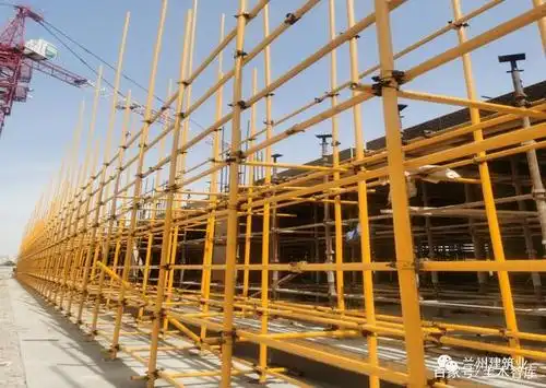 (4)隔震沟垫层和落地脚手架基础永临结合施工 本工程教学楼及宿舍楼为