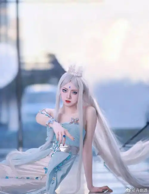 叶罗丽小姐姐cos冰公主妆容服饰超还原抬手的瞬间太绝美了