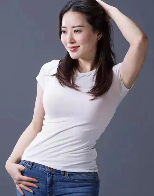 被31岁蒋娉婷新造型圈粉,牛仔裤搭配半袖t恤,网友:美到犯规!