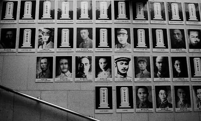 夫率领士兵驾驶汽车强行冲过了虹桥,一路撞进了当时虹桥中国军用机场