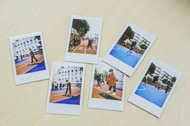 在康德双语大堂,有一面醒目的笑脸墙,同学们围绕自己拍摄的拍立得照片