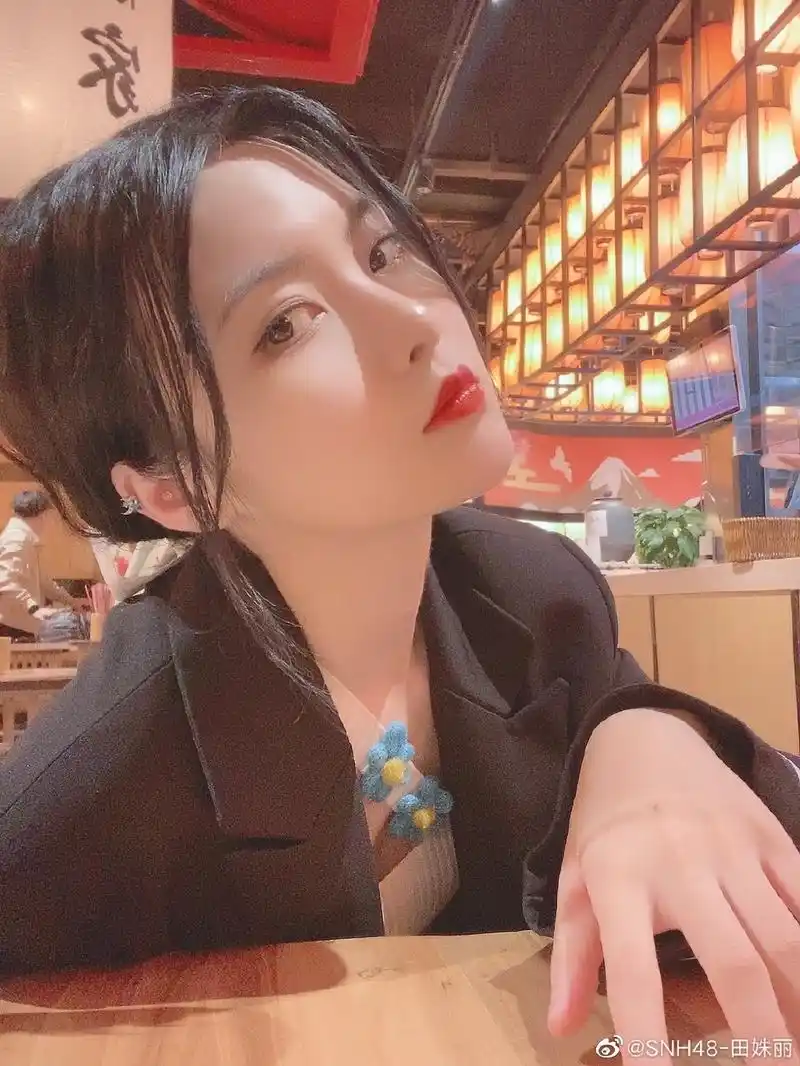 美女歌手田姝丽迷人美照欣赏,很漂亮