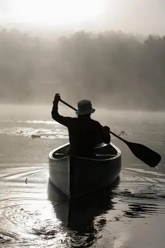 划船,西方人,一个人,坐,竖图,黑白,室外,白天,湖,湖泊,水,植物,雾,船