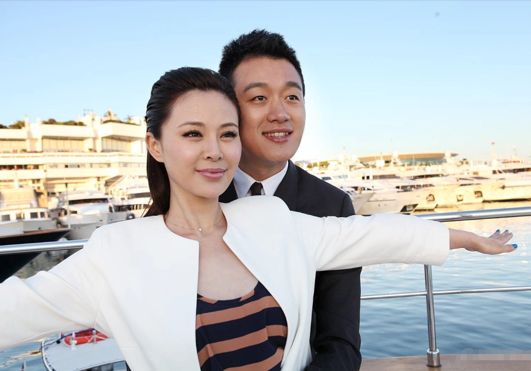 他曾经对老师一见钟情婚后11年零绯闻如今生活低调幸福