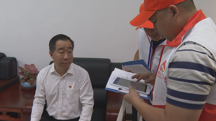 11月1日,县委书记陈壮勇,县长罗炳新在县政府大楼参加了登记工作.