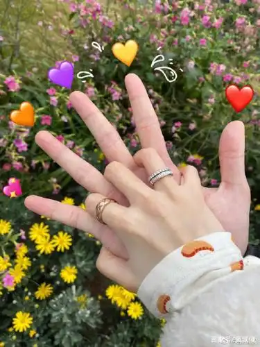 张嘉倪情人节秀恩爱,和买超花式比心,一只手上戴三个戒指