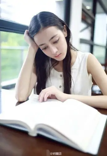 组图:迪丽热巴毕业照曝光 素颜出镜美到炸