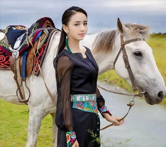 佟丽娅回到家乡新疆伊宁穿上锡伯族的传统服饰真的太惊艳了