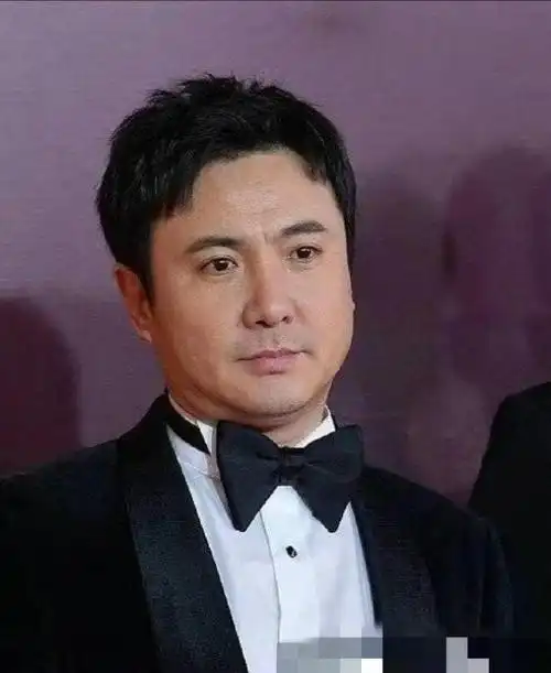 沈叔被领结硌着双下巴,黄景瑜表情呆滞,沈腾:我控制不住我自己