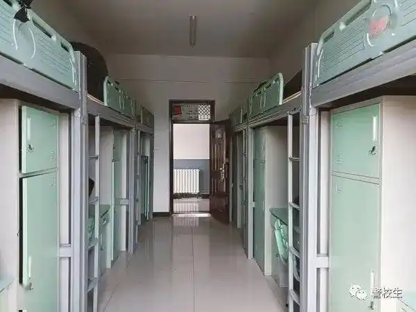 广东司法警官职业学院14,武汉警官职业学院一共五栋宿舍楼,男生住1号