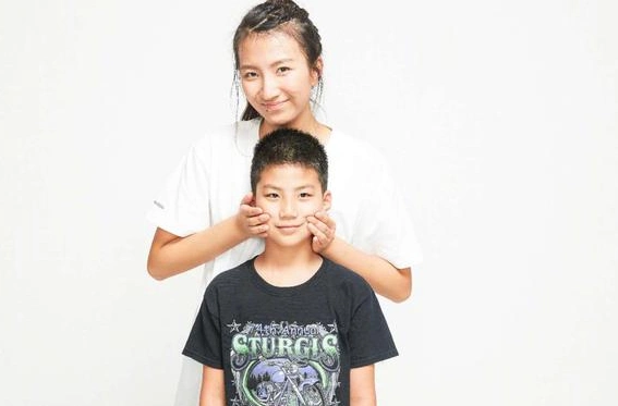 胡军儿子霸道总裁,男人味十足!女儿九九气质非凡,基因太强大!