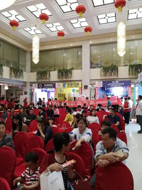 活动现场气氛热烈,人潮涌动.