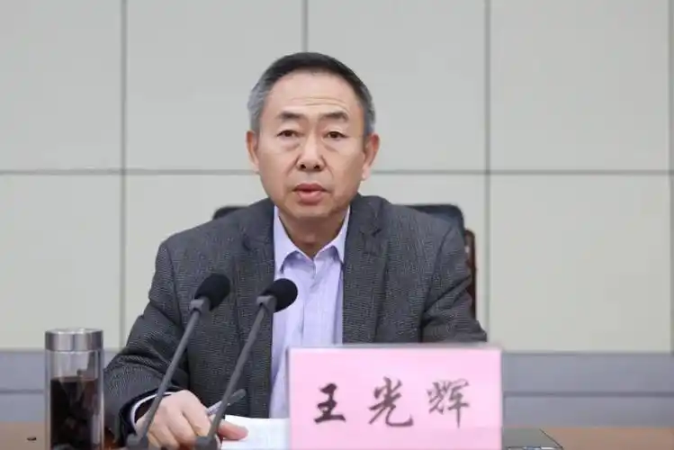 副校长王光辉出席结业式并讲话,教务处处长徐三朋主持结业式.