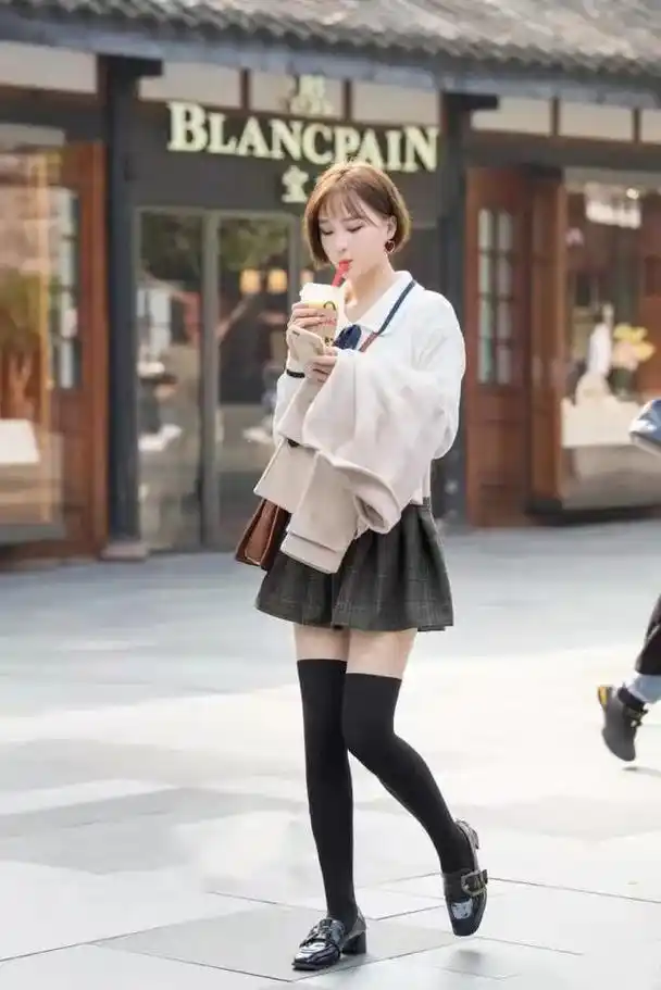 为什么很多女生喜欢穿长筒袜?