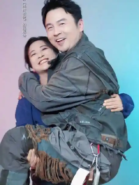 置顶贾玲公主抱雷佳音,简直太厉害了吧已知雷佳音体重比沈腾还多,那是