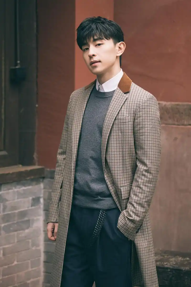 邓伦最新写真曝光 玉树临风少年模样