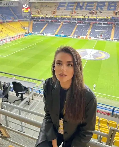 96五官精致的土耳其美女记者,沉醉在她的目光中!