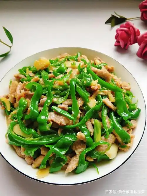 青椒炒肉,先炒青椒还是先炒肉?很多人第一步做错了,难怪不好吃
