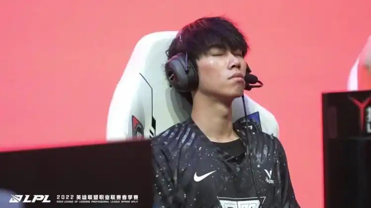 omg赛前花絮开心讨论的shanji和闭目养神的aki