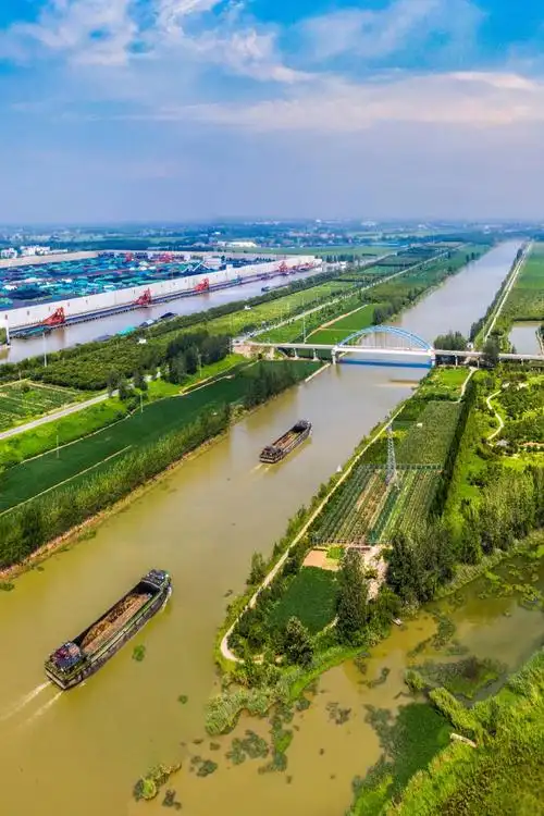 京杭大运河现在也在通航.摄影/郑舟