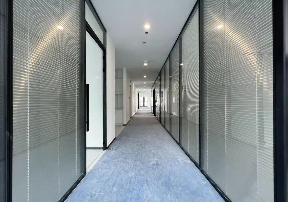 一,首先表现在时间与成本的节约上,双玻璃百叶隔断的安装与安装周期短