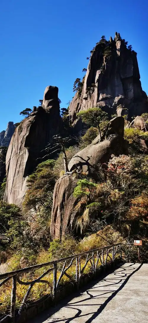 三清山,一座因道教而兴的山,拥有峻峭的花岗岩,云雾宝光叹为观止,历代