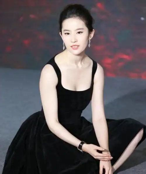 刘亦菲小黑裙走红毯匀称身段加出众容貌优雅气质令人羡慕