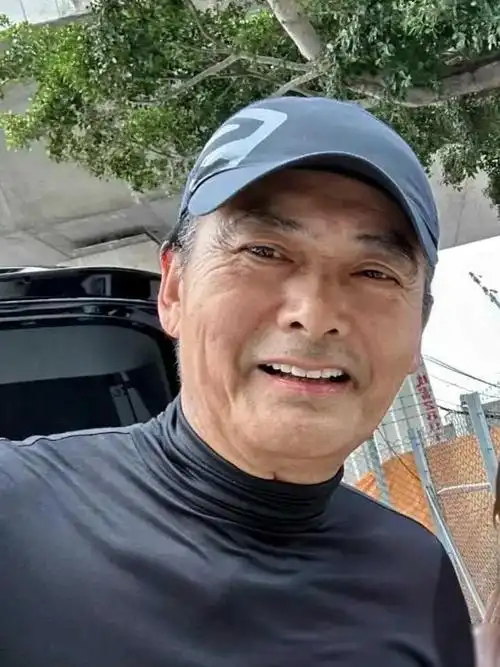 9位香港老牌男神年轻时个个都是大帅哥40岁后颜值大跌