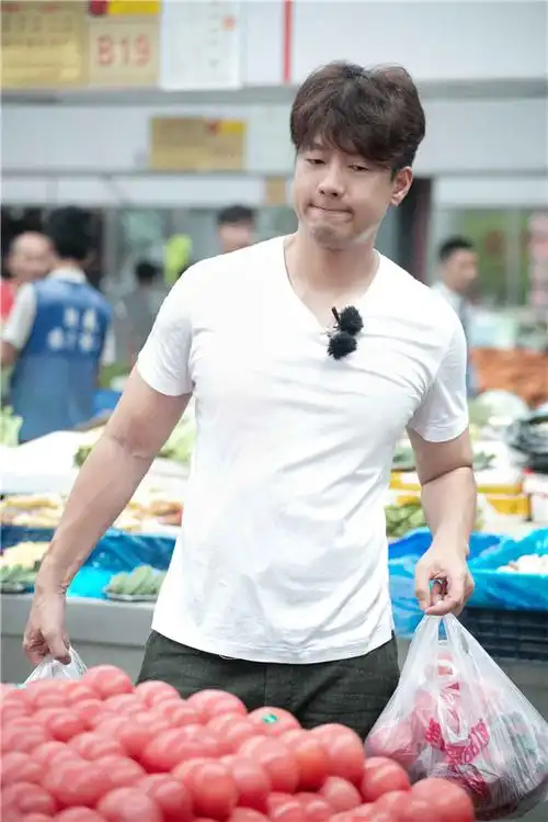 凌潇肃综艺真人秀节目《哎呀好身材》开启吃播模式