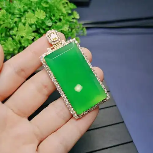 新款毛衣链银镶玉髓冰透长方形平安无事牌大气翡翠色吊坠
