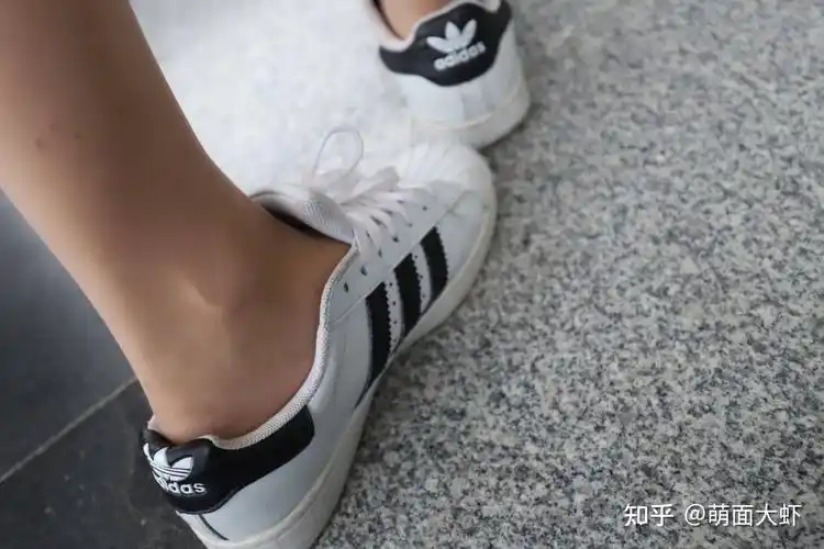短肉丝袜 帆布鞋/板鞋本来是很土的打扮,为何我却从中看到了一丝清纯