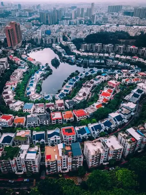 从高空俯拍广州白云堡的建筑.被城中村所包围的球场.