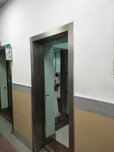 升中班了,医生爷爷让拍片,自己一个人进入拍片室