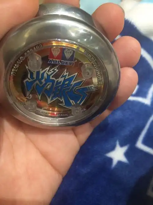 悠悠球火力银电,在球上看到一个被刮蹭的痕迹以为是土结果不是我擦的