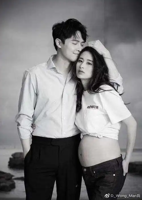 唐艺昕出院被拍,家人在门口发红包,张若昀推婴儿车的样子好宠啊