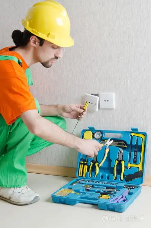 在房子里工作的电工修理工