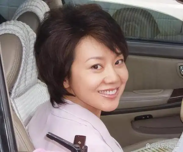 "风情万种"闫妮:离婚后多次与"小鲜肉"恋爱,今53岁