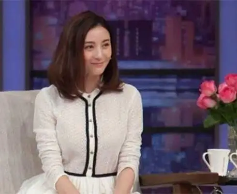 图疑似尤小刚周庭伊举止亲密女方戴钻戒抢镜