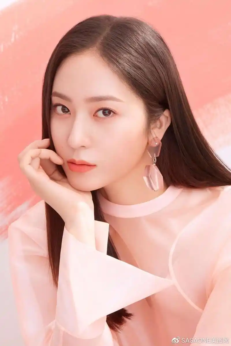 性格腼腆的韩国女星郑秀晶总给人一种高冷感,她的颜值让人一见倾心