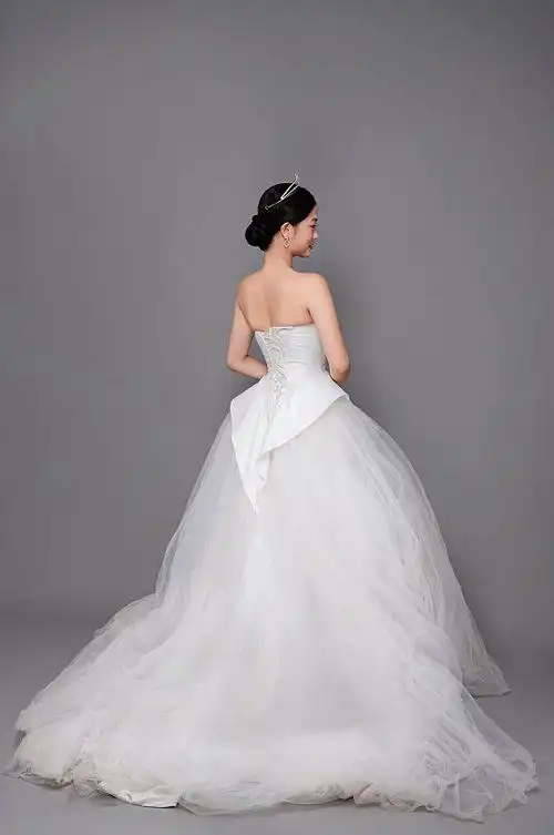 新娘白色婚纱照背影婚礼人物精修摄影图