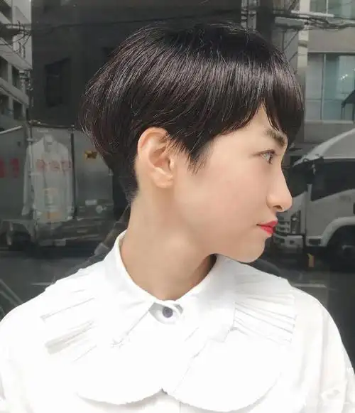 感觉露耳的超短发如果搭配刘海,整体发量可以略微保留.