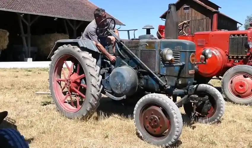 国外100年前的古董拖拉机,还是一键打火启动,质量太好了