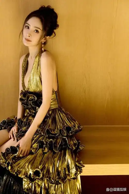 杨幂现身三亚雅诗兰黛品牌活动,鎏金礼服造型好惊艳,抢眼十足