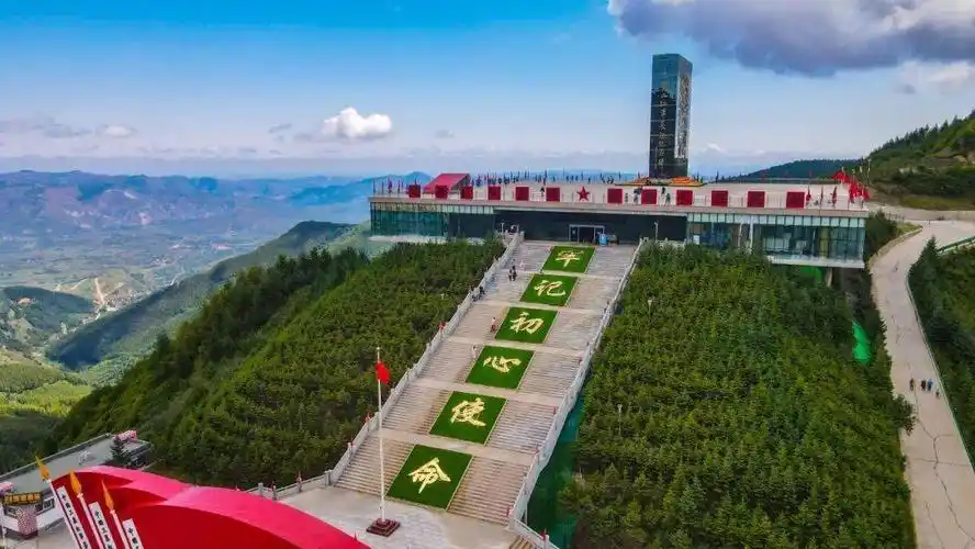 天高云淡初秋的六盘山红军长征旅游区美