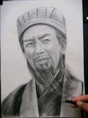 先起型,直接慢慢的刻画,小心翼翼地素描,诸葛亮气定神闲地弹拨古琴,让