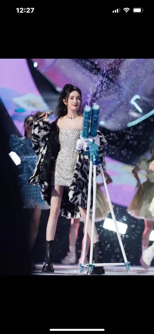 杨幂跨年演唱《我怎么那么好看》