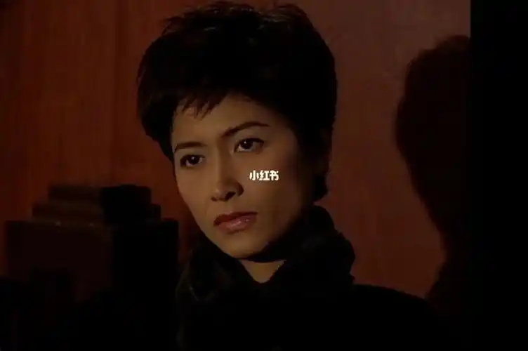 仁心里面的邵美琪也很气质,估计她觉得自己头发太多了,老喜欢留短发!