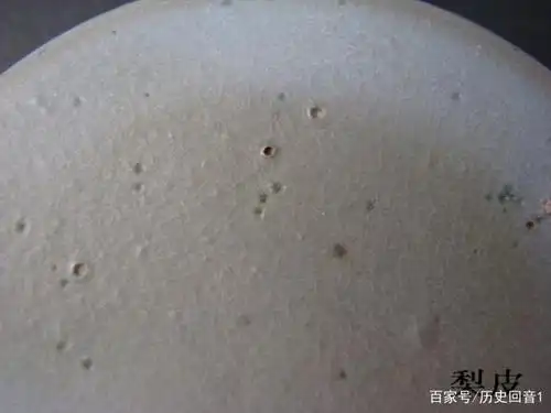 汝窑的釉面有许多缩釉点及黑色杂点,缩釉点是胎釉中的水分形成的气泡