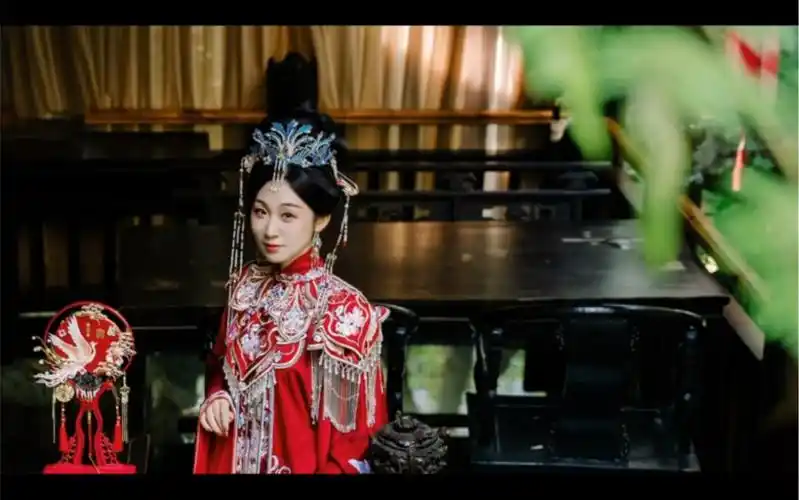 给老婆做ai生成图,突然想到万茜演的荡寇风云真是凤冠霞帔伴夫君,除钗